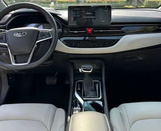 Wnętrze JAC JS4 do wynajęcia w ZEA. Doskonały samochód 5-osobowy. ✓ Skrzynia Automatyczna.