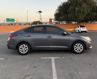 Wynajmij Hyundai Accent 2022 w ZEA. Paliwo: Benzyna. Moc: 140 KM ➤ Koszt od 130 AED za dobę.