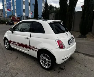 Wynajmij Fiat 500 2015 w Gruzji. Paliwo: Benzyna. Moc: 130 KM ➤ Koszt od 180 GEL za dobę.