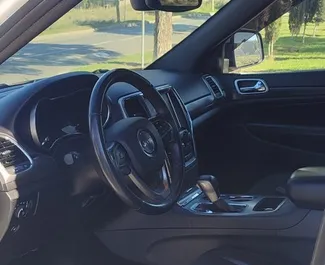 Wnętrze Jeep Grand Cherokee do wynajęcia w Gruzji. Doskonały samochód 5-osobowy. ✓ Skrzynia Automatyczna.