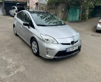 Wynajmij Toyota Prius 2015 w Gruzji. Paliwo: Hybryda. Moc: 145 KM ➤ Koszt od 180 GEL za dobę.