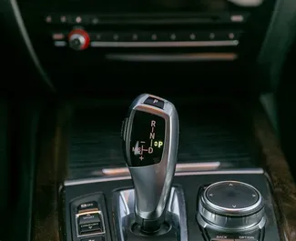 Wnętrze BMW X5 do wynajęcia w Gruzji. Doskonały samochód 5-osobowy. ✓ Skrzynia Automatyczna.