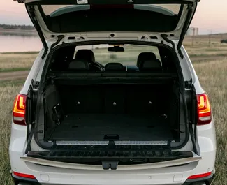 Wynajmij BMW X5 2017 w Gruzji. Paliwo: Hybryda. Moc: 380 KM ➤ Koszt od 240 GEL za dobę.