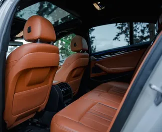 Wnętrze BMW 530d do wynajęcia w Gruzji. Doskonały samochód 5-osobowy. ✓ Skrzynia Automatyczna.