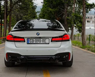 Wynajmij BMW 530d 2017 w Gruzji. Paliwo: Benzyna. Moc: 335 KM ➤ Koszt od 243 GEL za dobę.