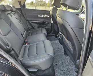 Wnętrze Genesis GV70 do wynajęcia na Białorusi. Doskonały samochód 5-osobowy. ✓ Skrzynia Automatyczna.