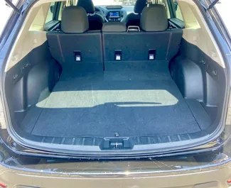 Wnętrze Subaru Forester do wynajęcia w Gruzji. Doskonały samochód 5-osobowy. ✓ Skrzynia Automatyczna.