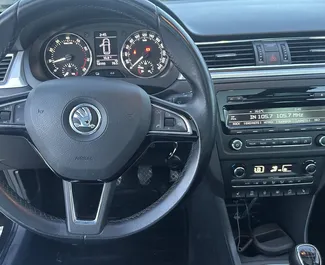 Silnik Benzyna 1,2 l – Wynajmij Skoda Rapid Spaceback na lotnisku w Tiranie.