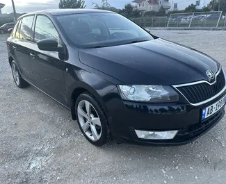 Wynajem samochodu Skoda Rapid Spaceback nr 14959 (Manualna) na lotnisku w Tiranie, z silnikiem 1,2l. Benzyna ➤ Bezpośrednio od Romeo w Albanii.