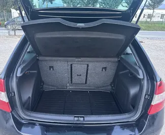 Skoda Rapid Spaceback 2016 do wynajęcia na lotnisku w Tiranie. Limit przebiegu nieograniczony.