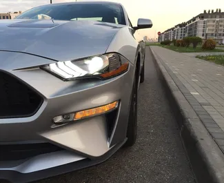 Wynajmij Ford Mustang Coupe 2020 na Białorusi. Paliwo: Benzyna. Moc: 317 KM ➤ Koszt od 72 USD za dobę.