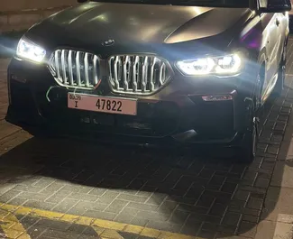 BMW X6 2023 do wynajęcia w Dubaju. Limit przebiegu 250 km/dzień.