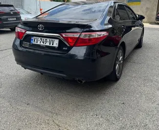 Wynajmij Toyota Camry 2017 w Gruzji. Paliwo: Benzyna. Moc: 250 KM ➤ Koszt od 100 GEL za dobę.