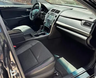 Toyota Camry 2017 do wynajęcia w Tbilisi. Limit przebiegu nieograniczony.