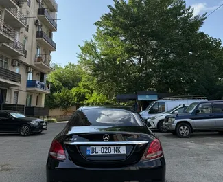 Mercedes-Benz C350 2018 do wynajęcia w Tbilisi. Limit przebiegu nieograniczony.