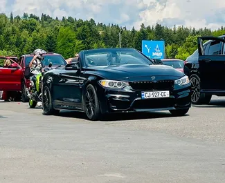Wnętrze BMW M4 Cabrio do wynajęcia w Gruzji. Doskonały samochód 4-osobowy. ✓ Skrzynia Automatyczna.