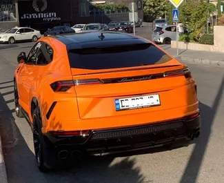 Wnętrze Lamborghini Urus do wynajęcia w Gruzji. Doskonały samochód 5-osobowy. ✓ Skrzynia Automatyczna.