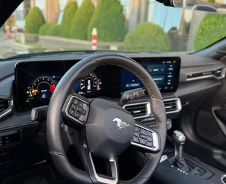 Wynajmij Ford Mustang Cabrio 2025 w Gruzji. Paliwo: Benzyna. Moc: 305 KM ➤ Koszt od 650 GEL za dobę.