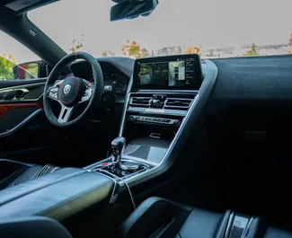 Silnik Benzyna 4,4 l – Wynajmij BMW M850i XDRIVE w Tbilisi.