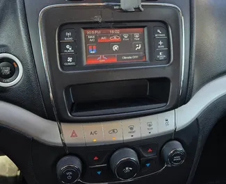 Dodge Journey – samochód kategorii Komfort, Crossover na wynajem w Gruzji ✓ Bez Depozytu ✓ Ubezpieczenie: OC, SCDW, FDW, Pasażerowie, Od Kradzieży, Bez Depozytu.