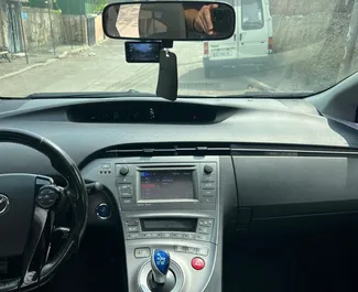 Toyota Prius 2015 do wynajęcia w Tbilisi. Limit przebiegu 100 km/dzień.