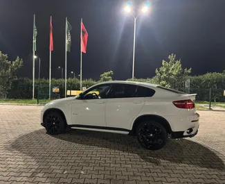 Wnętrze BMW X6 do wynajęcia w Albanii. Doskonały samochód 4-osobowy. ✓ Skrzynia Automatyczna.
