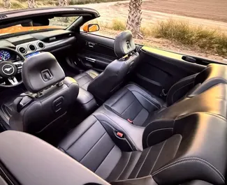 Silnik Benzyna  l – Wynajmij Ford Mustang Cabrio w Alicante.