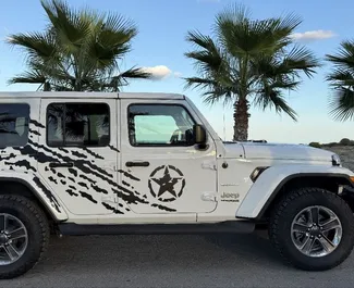 Jeep Wrangler Sahara 2022 do wynajęcia w Alicante. Limit przebiegu 250 km/dzień.