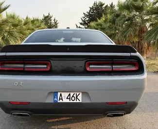 Wynajmij Dodge Challenger 2020 w Hiszpanii. Paliwo: Benzyna. Moc: 305 KM ➤ Koszt od 100 EUR za dobę.