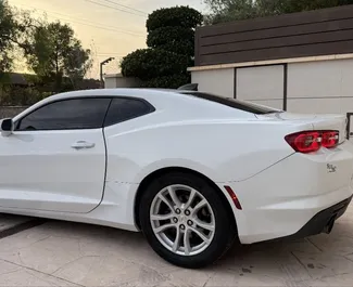 Wynajmij Chevrolet Camaro 2021 w Hiszpanii. Paliwo: Benzyna. Moc: 305 KM ➤ Koszt od 150 EUR za dobę.