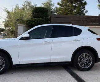 Alfa Romeo Stelvio Quadrifoglio 2020 do wynajęcia w Alicante. Limit przebiegu 250 km/dzień.