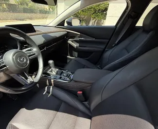 Wnętrze Mazda CX-30 do wynajęcia w Hiszpanii. Doskonały samochód 5-osobowy. ✓ Skrzynia Automatyczna.