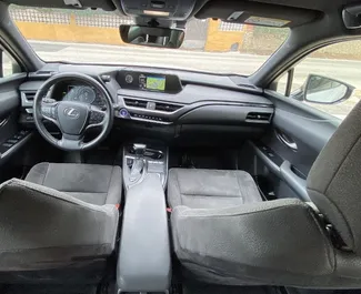 Lexus UX 2020 do wynajęcia w Alicante. Limit przebiegu 250 km/dzień.