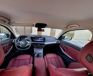 BMW 320i 2025 do wynajęcia w Dubaju. Limit przebiegu 250 km/dzień.