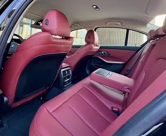 Silnik Benzyna 1,8 l – Wynajmij BMW 320i w Dubaju.