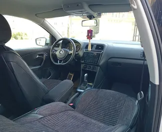 Wynajmij Volkswagen Polo Sedan 2016 w Azerbejdżanie. Paliwo: Benzyna. Moc:  KM ➤ Koszt od 35 AZN za dobę.