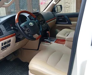 Wynajmij Toyota Land Cruiser 200 2015 w Azerbejdżanie. Paliwo: Benzyna. Moc: 282 KM ➤ Koszt od 95 AZN za dobę.