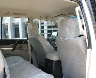 Mitsubishi Pajero – samochód kategorii Komfort, SUV na wynajem w ZEA ✓ Depozyt 2000 AED ✓ Ubezpieczenie: OC, CDW, SCDW, Pasażerowie, Od Kradzieży.