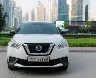 Wnętrze Nissan Kicks do wynajęcia w ZEA. Doskonały samochód 5-osobowy. ✓ Skrzynia Automatyczna.