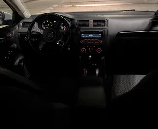 Volkswagen Jetta 2015 do wynajęcia w Tiranie. Limit przebiegu nieograniczony.