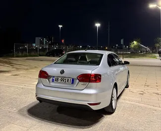 Wynajmij Volkswagen Jetta 2015 w Albanii. Paliwo: Diesel. Moc:  KM ➤ Koszt od 30 EUR za dobę.