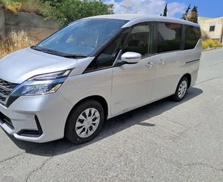 Wynajmij Nissan Serena 2022 na Cyprze. Paliwo: Benzyna. Moc: 126 KM ➤ Koszt od 44 EUR za dobę.
