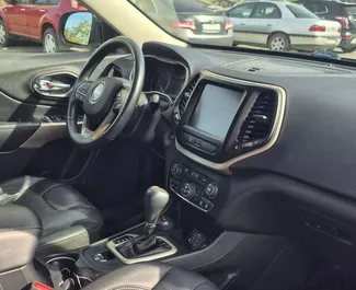 Jeep Cherokee 2018 do wynajęcia w Kutaisi. Limit przebiegu nieograniczony.