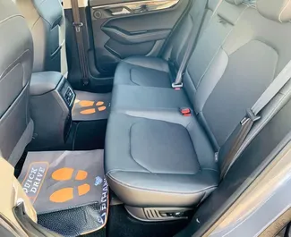 Wnętrze Mitsubishi Xpander do wynajęcia w ZEA. Doskonały samochód 7-osobowy. ✓ Skrzynia Automatyczna.