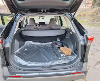 Wynajmij Toyota Rav4 2024 w Gruzji. Paliwo: Hybryda. Moc: 180 KM ➤ Koszt od 140 GEL za dobę.