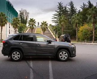 Wynajmij Toyota Rav4 2020 w Gruzji. Paliwo: Benzyna. Moc: 203 KM ➤ Koszt od 120 GEL za dobę.