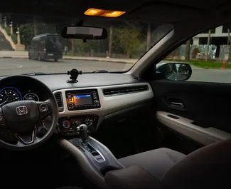 Wnętrze Honda HR-V do wynajęcia w Gruzji. Doskonały samochód 5-osobowy. ✓ Skrzynia Automatyczna.