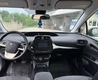 Toyota Prius 2017 – wynajem od właścicieli na lotnisku w Tbilisi (Gruzja).