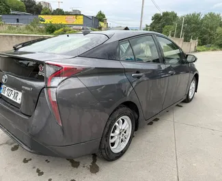 Toyota Prius 2017 do wynajęcia na lotnisku w Tbilisi. Limit przebiegu nieograniczony.