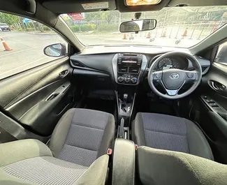 Wynajmij Toyota Yaris 2023 w Tajlandii. Paliwo: Benzyna. Moc: 92 KM ➤ Koszt od 1090 THB za dobę.